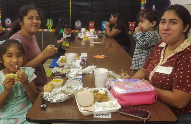 Austin Elementary hosts Thanksgiving lunch