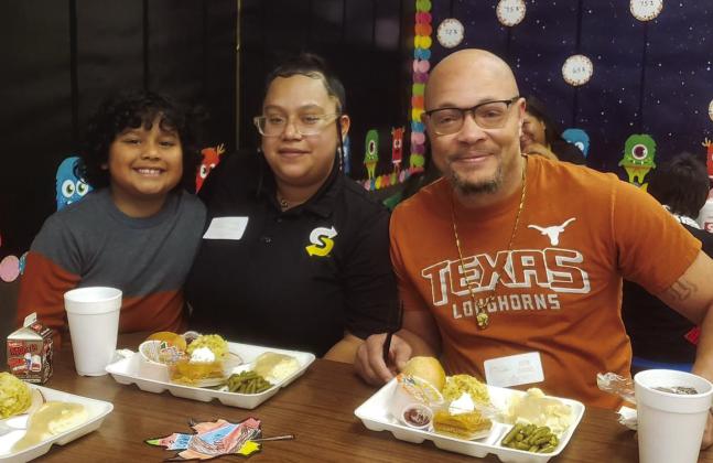 Austin Elementary hosts Thanksgiving lunch