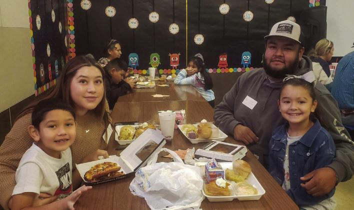 Austin Elementary hosts Thanksgiving lunch