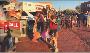Wellington Volunteer Firemen Eddie Langford and Jonathan Hamby drop candy in trick-ortreaters’ containers during the mild temperatures at the Collingsworth Chamber’s 2022 Halloween event. Don and Hattie Sanderson, with granddaughter, Lainey Sanderson, and Hayden and mom Sadie Grindstaff, make the trunk rounds. The Chamber appreciates all who provided Trunks and the Trick or Treaters too. The Red River Sun/Bev Odom