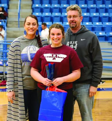Childress Lady Cat powerlifter Kaidie Hackler with parents Kevin and Keely Hackler.