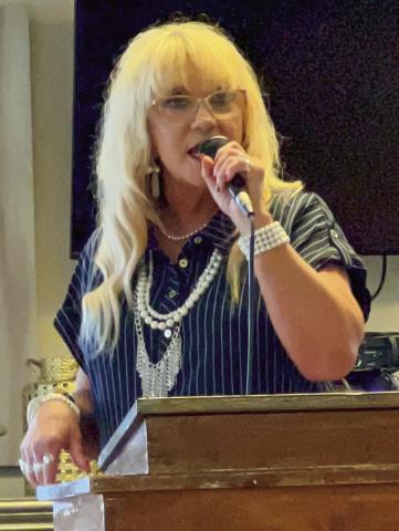 Kiker performs spring medley