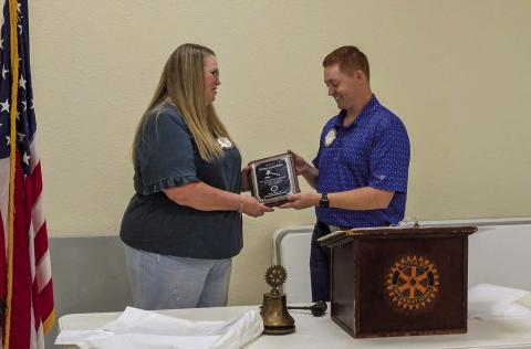 Childress Rotary Club‘passes the gavel’