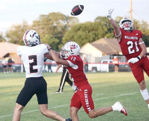 Wellington’s Callen Kane (12) and Cix Killian (21) defend a pass intended for Gruver’s Mason Lankford during the non-district Skyrocket homecoming game at Powell Field last Friday, Sept. 25. The Greyhounds eventually outscored the Rockets 56-28. The home team amassed 133 yards passing and 113 yards rushing for 246 total yards, while Gruver piled up 340 yards passing and 152 yards rushing for almost 500 total yards. AMARILLO GLOBE-NEWS / RANDALL SWEET