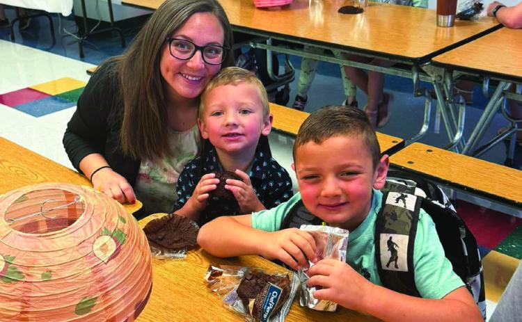 Childress elementary hosts ‘Muffins with Mom’