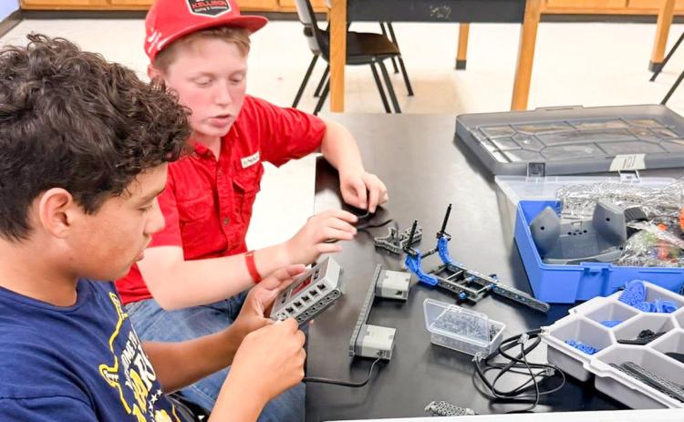 Memphis Middle School Gifted and Talented (GT) students develop essential skills in collaboration, problem solving, creativity, investigation and analysis through robotics projects. MEMPHIS ISD