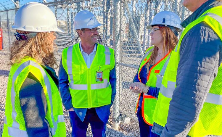 Sen. Charles Perry visits Iris Energy facilities