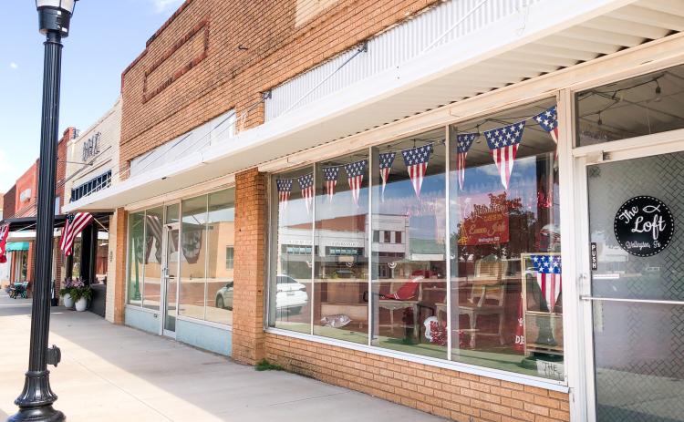 Venues abound with multiple options for Wellington Ex-Student Reunion gathering places. On the south side of the Collingsworth County Courthouse Square are BRIX Bar and Eatery, 911 9th St., owned by Julie and Burl Brim Jr., and The Loft, 909 9th St., owned by Mark and Debbie Huntress. Described as “the ultimate country farmhouse experience in the heart of downtown,” The Loft offers an open floor plan with two private bedrooms and a charming loft area for kids. The Red River Sun/Bev Odom