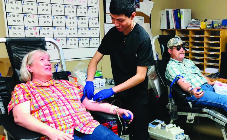 Pastor duo donates blood