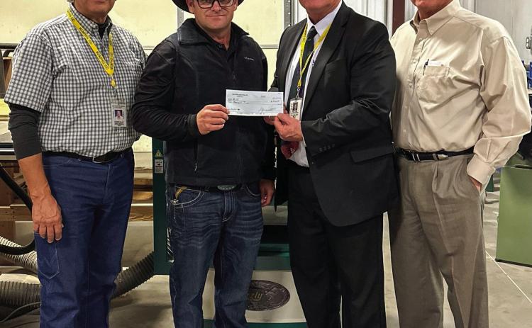 Smith makes $2,000 donation to Memphis ISD Career Center