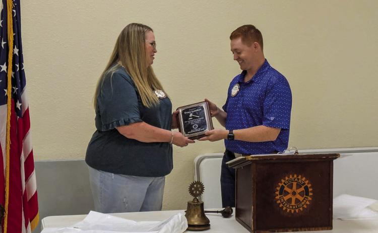 Childress Rotary Club‘passes the gavel’