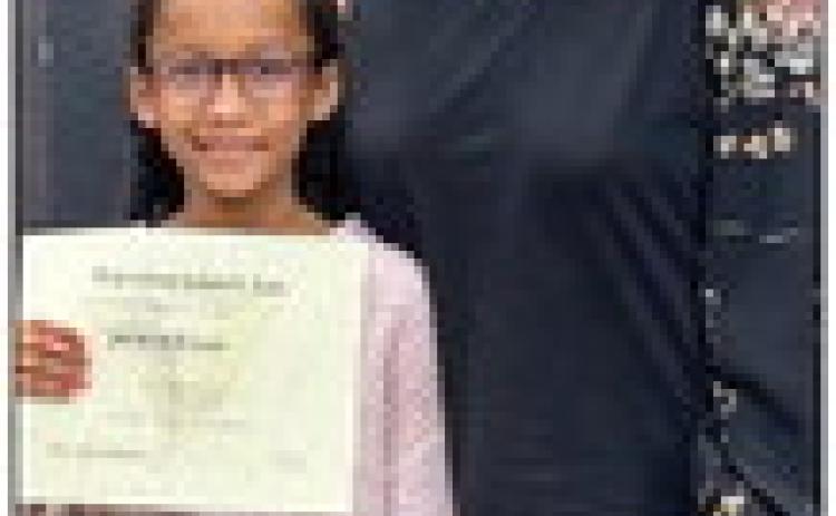 Austin Elementary School third-grader Jaedah Casas receives her Superintendent’s List certificate from Memphis Independent School District (ISD) Trustee Charlotte Maddox. Photos Courtesy of Memphis ISD