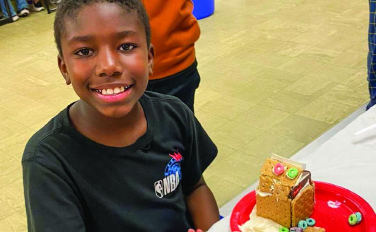 Accelerated Readers construct gingerbread houses