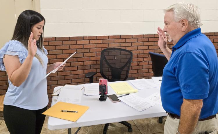 Memphis City Secretary Amalia Gaxiola administers the Oath of Office to Alderman Lloyd Roberts during Monday’s city council meeting. INTREPID PHOTO