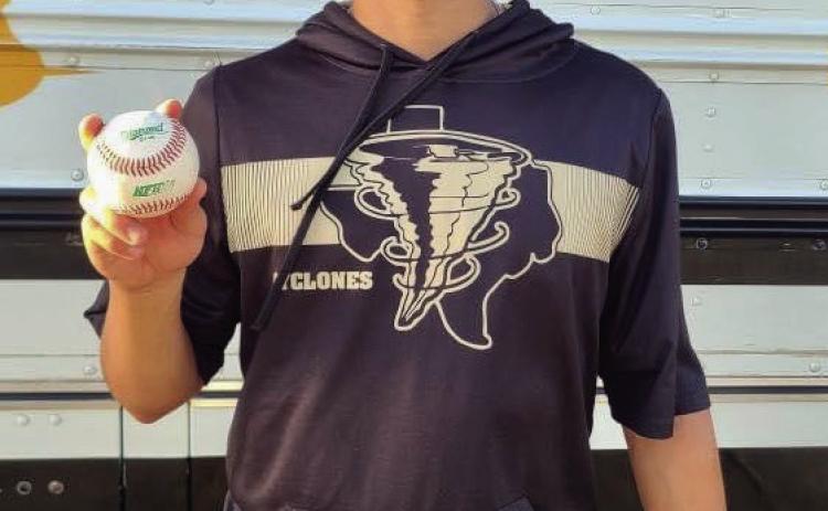 Flores throws nohitter as Cyclones defeat Shamrock