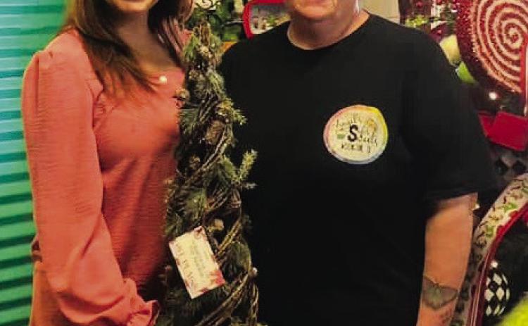 Nora Sosa, left, and owner Angel Fowler accept the first-place prize for Angel’s Subs &amp; Sweets’ tree on the Collingsworth County Courthouse Square. Photos Courtesy of Collingsworth County Chamber of Commerce
