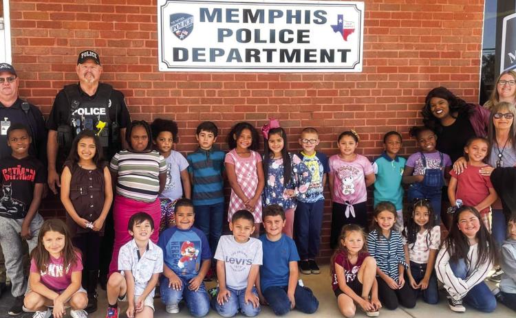Austin Elementary School second-grade students recently visit Memphis Police Department, receivingatour,aswellascandy,fromK-9SergeantDaveThomasandAssistantCommandant Officer Brian Watson. The students also visited Memphis City Hall, meeting Mayor Joe Davis. Photo Courtesy of Memphis ISD