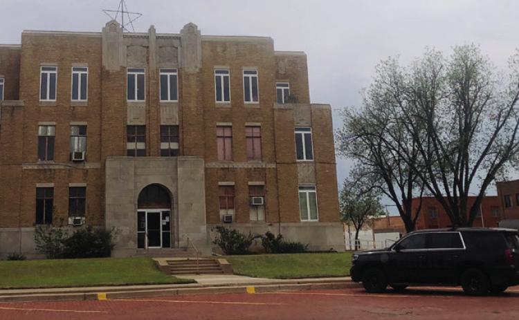 Lingering fog and cloudy skies add to the eeriness of the threating phone call that came into the Collingsworth County Sheriff’s Office at 9:02 a.m. Monday, April 15. By 12:30 p.m. only a few vehicles remained at the courthouse as employees had departed for their regular 12-1 p.m. lunch hour. The Red River Sun/Bev Odom