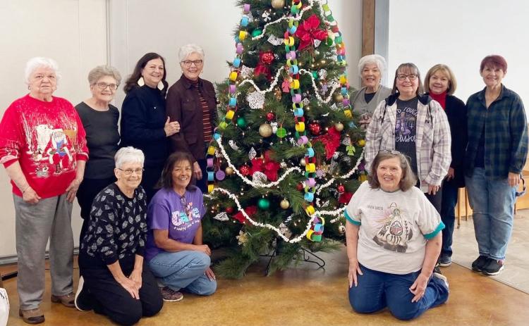 Wellington seniors trim oldfashioned Christmas tree