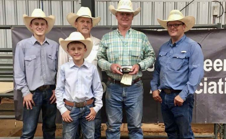 B Division High Point Roper Jase Johnson receives a blackedout, custom-made belt buckle during the Lone Star Steer Ropers Association roping, held Saturday, Aug. 26-Sunday, Aug. 27 at the Mashburn Event Center and Arena. Photos Courtesy of Lone Star Steer Ropers Association
