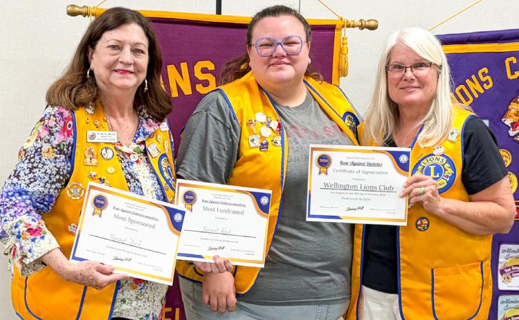 Wellington Lion Lindsay Hill, center, recognizes Lion Margret Wood, left, for recruiting the most sponsors, helping raise $2,220 during the recent District 2-T1 Texas Lions Roar Against Diabetes Fundraiser Walk at the Amarillo Civic Center. Boss Lion Lori O’Rear accepts the certificate for the club for its monetary contribution. For details on the upcoming City-wide Cleanup and Pet Vaccination Clinic, please refer to the Wellington Area Happenings on page 7A. BEV ODOM/THE RED RIVER SUN